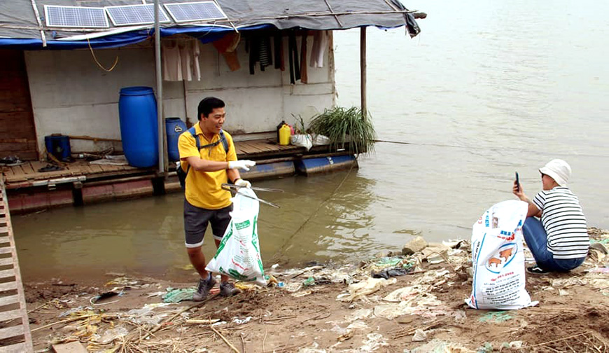 Mr Linh participating in the cleaning of Banana Island in 2019
