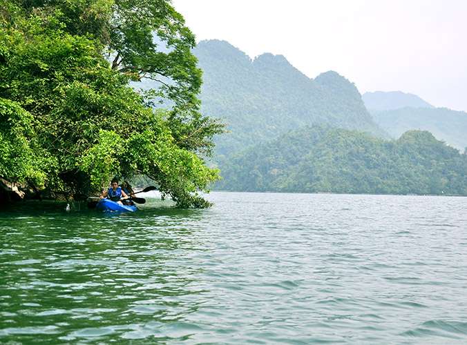 Kayaking-babe-lake