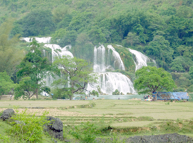 spectacular-scenic-bangioc-waterfall