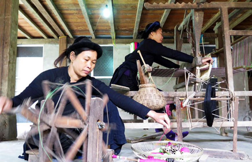 tay-women-weaving