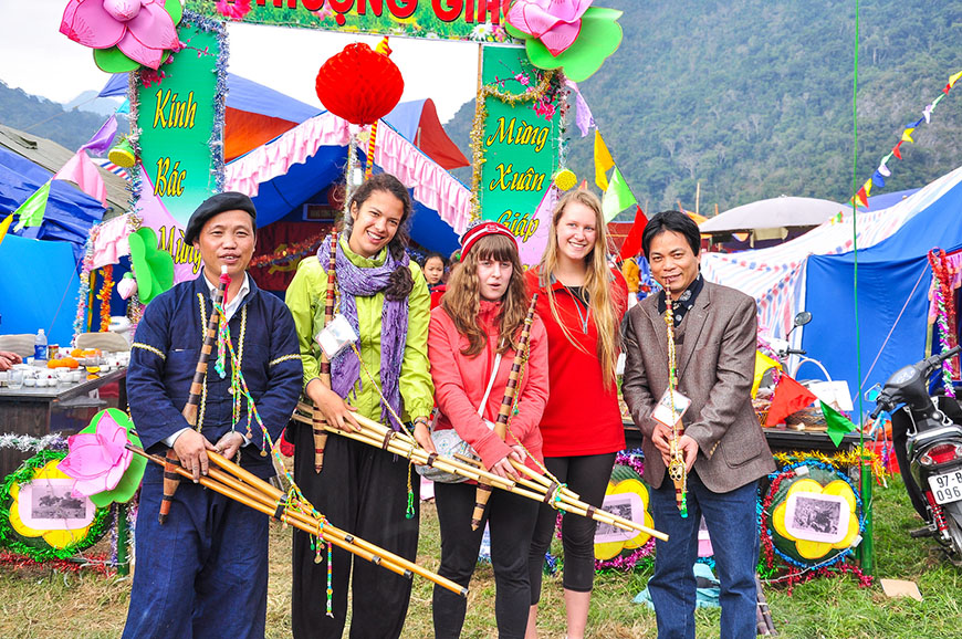 tourists-long-tong